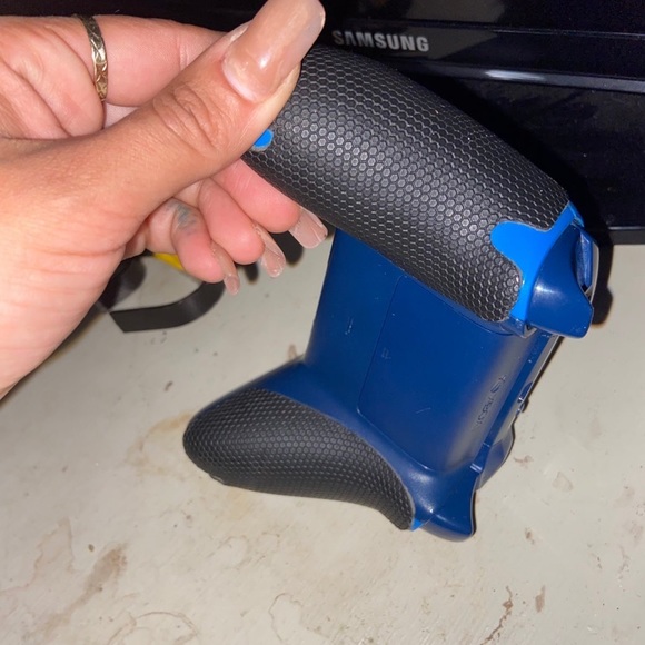 Wireless Blue x box remote with handgrips - Picture 7 of 9
